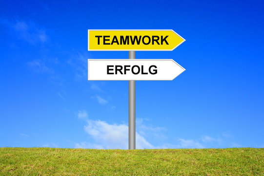Schild Wegweiser: Teamwork bringt Erfolg