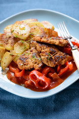 Sojamedaillons mit Bratkartoffeln und Letscho