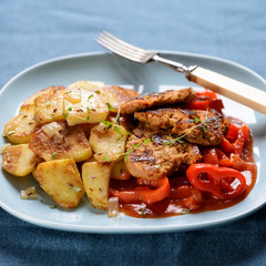 Bratkartoffeln mit Sojafleisch und Letscho