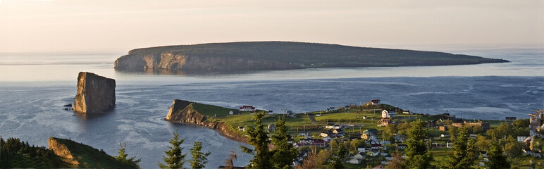Fototapeta premium Panoramiczny widok na wioskę Perce i Perce Rock, Quebec