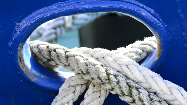 Festmacherleine an einem Fischkutter