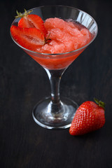 Клубничный коктейль дайкири на черном фоне