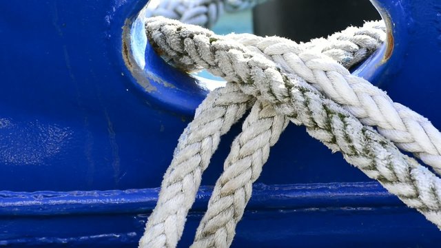 Festmacherleine an einem Fischkutter