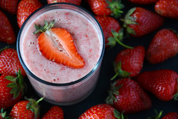 Клубничный смузи на фоне из ягод клубники
