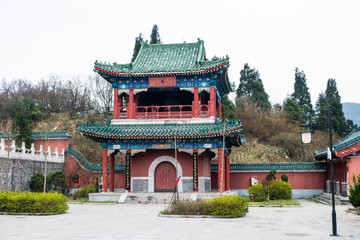 Fototapeta premium Buddhist temple at Tianmen Mountain