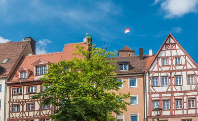 Nürnberg historische Häuserfront und Kaiserburg im Hintergrund