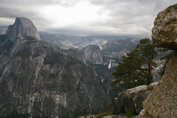 Fototapeta na wymiar Yosemite Valley in the western Sierra Nevada mountains 