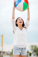 Obraz premium girl playing ball on the beach