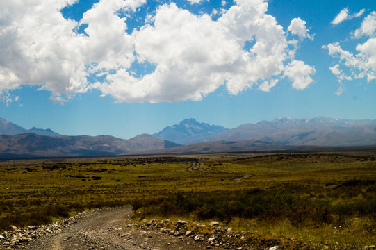 cordillera de los andes y llanura en Mendoza, Argentina