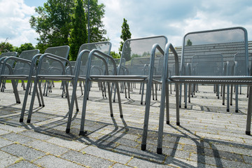 Metall Stühle sortiert aufgestellt