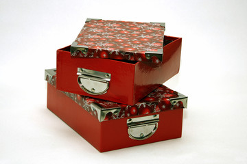 Праздничная коробка на белом фоне