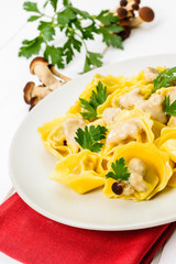Tortelloni con funghi, fuoco selettivo