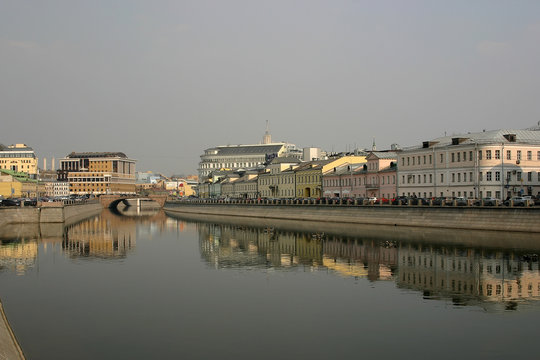 Москва. Вид с Лужкова моста на Болотную и Кадашевскую набережную
