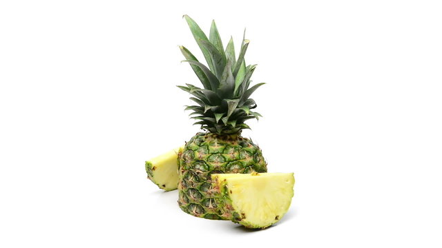 Ananas rotante su sfondo bianco