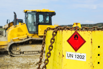 Behälter für Treibstoff und Gas auf Baustelle