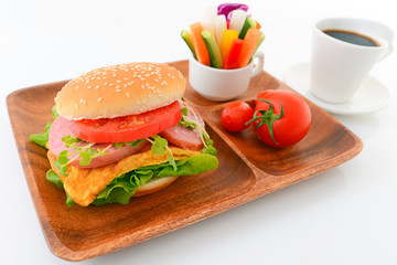 美味しそうなハンバーガーとコーヒー