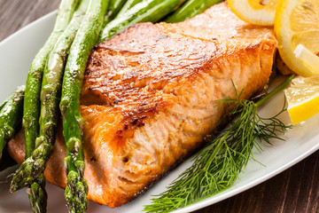 Grilled salmon and asparagus 