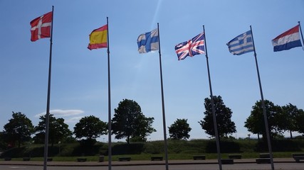 Fototapeta premium Drapeaux européen et ciel bleu
