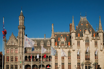 Fototapeta premium Flaggen auf dem Marktplatz Brügge