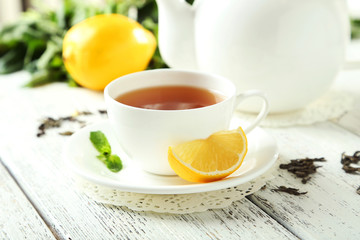Obraz na płótnie Canvas Green tea in cup and teapot 