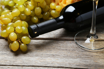 Obraz premium Glass of red and white wine, cheeses and grapes 