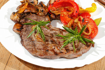 Gegrilltes Rindersteak,Champignons, Paprika, Tomaten
