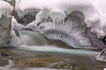 Gebirgsbach im Winter