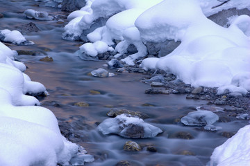 Gebirgsbach im Winter