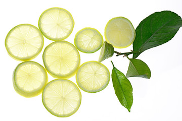 fette di limone sfondo bianco