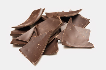Fototapeta Pezzi di cioccolato fondente su sfondo bianco obraz