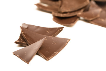 Fototapeta Pezzi di cioccolato fondente su sfondo bianco obraz