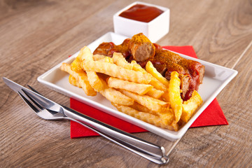 Currywurst und Pommes Frites