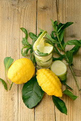 limonata e limoni verticale