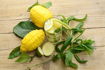 bicchiere di acqua e limone con menta