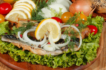 Fototapeta na wymiar Geräuchertes Makrelenfilet, geräuchert, Salat, Zitronen, Zwiebel