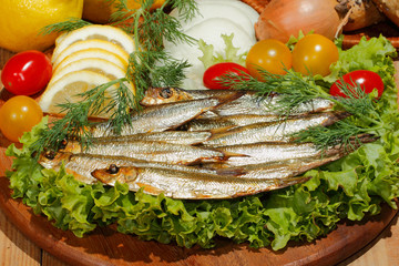 Sprotten, geräuchert, Salat, Zitronen, Zwiebeln, Tomaten