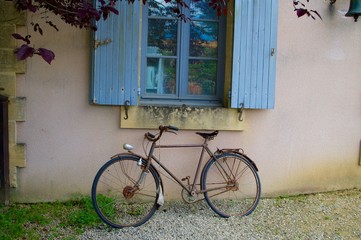 Fototapeta na wymiar Vieux vélo sur un mur de maison