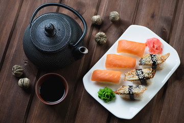 Obrazy na Plexi  Powyżej widok sushi ustawionego na ciemnym rustykalnym drewnianym tle