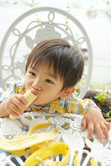 バナナを食べる笑顔の男の子