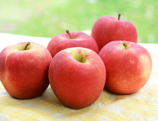 red apples