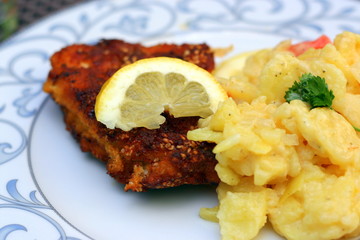 Schnitzel mit Kartoffelsalat 