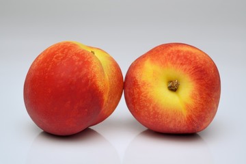 Pesche su sfondo grigio