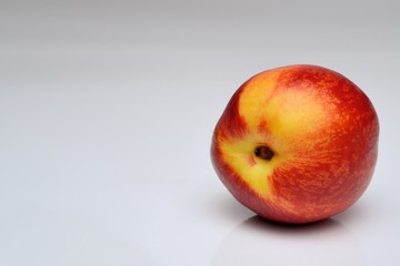 Pesche su sfondo grigio