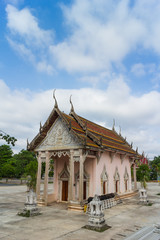 Obraz premium Temple with tree and sky at Wat Charoen Tham