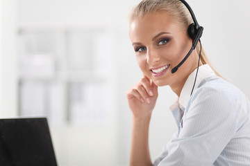 Naklejka premium Close-up portrait of a customer service agent sitting at office