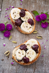 Bananes, chocolat, cerise et cardamome tartines