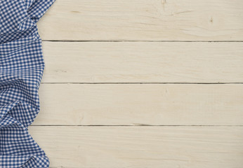 Rustikaler Holzhintergrund mit Tischtuch blau weiß