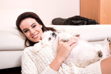 Junge Frau schmust mit Hund