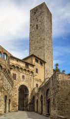 Fototapeta na wymiar Tower and gate in San Gimignano, Italy