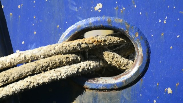 Festmacherleine an einem Fischkutter
